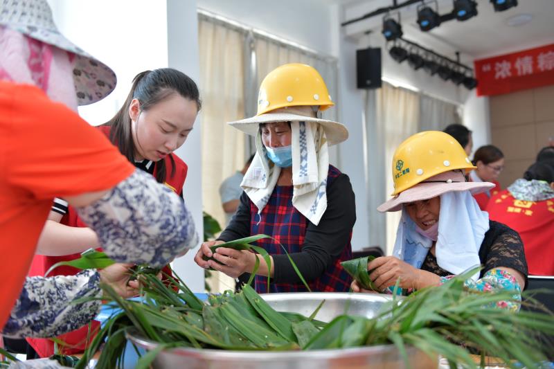 &ldquo;浓情粽意，，，，，，共享温暖&rdquo;包粽子活动.jpg